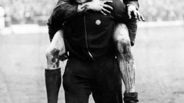 โมเมนต์ที่นิยามคำว่า “You’ll Never Walk Alone”