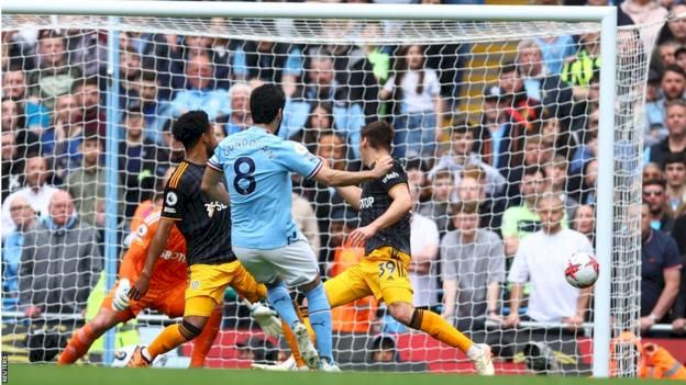 เรือสะดุ้งแต่ยังบดลีดส์ 2-1 หนีห่างปืน 4 แต้ม