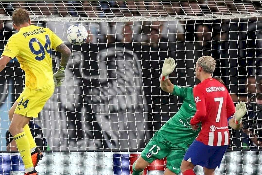 กองหน้ายิงไม่ได้ ประตูจัดให้เอง   อีวาน โพรเวเดล ฮีโร่!!! ขึ้นโขกทดเจ็บ เซฟอินทรีย์ฟ้า-ขาว ไล่เจ๊าตราหมี ส่วนอีกคู่ เฟเยนูร์ด ร็อตเตอร์ดัม เปิดรังขย้ำเซลติก 9 คนเบาๆ