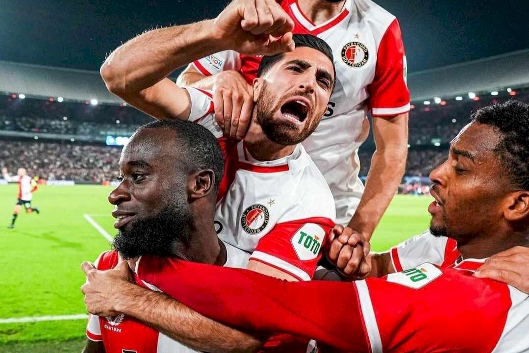 กองหน้ายิงไม่ได้ ประตูจัดให้เอง   อีวาน โพรเวเดล ฮีโร่!!! ขึ้นโขกทดเจ็บ เซฟอินทรีย์ฟ้า-ขาว ไล่เจ๊าตราหมี ส่วนอีกคู่ เฟเยนูร์ด ร็อตเตอร์ดัม เปิดรังขย้ำเซลติก 9 คนเบาๆ