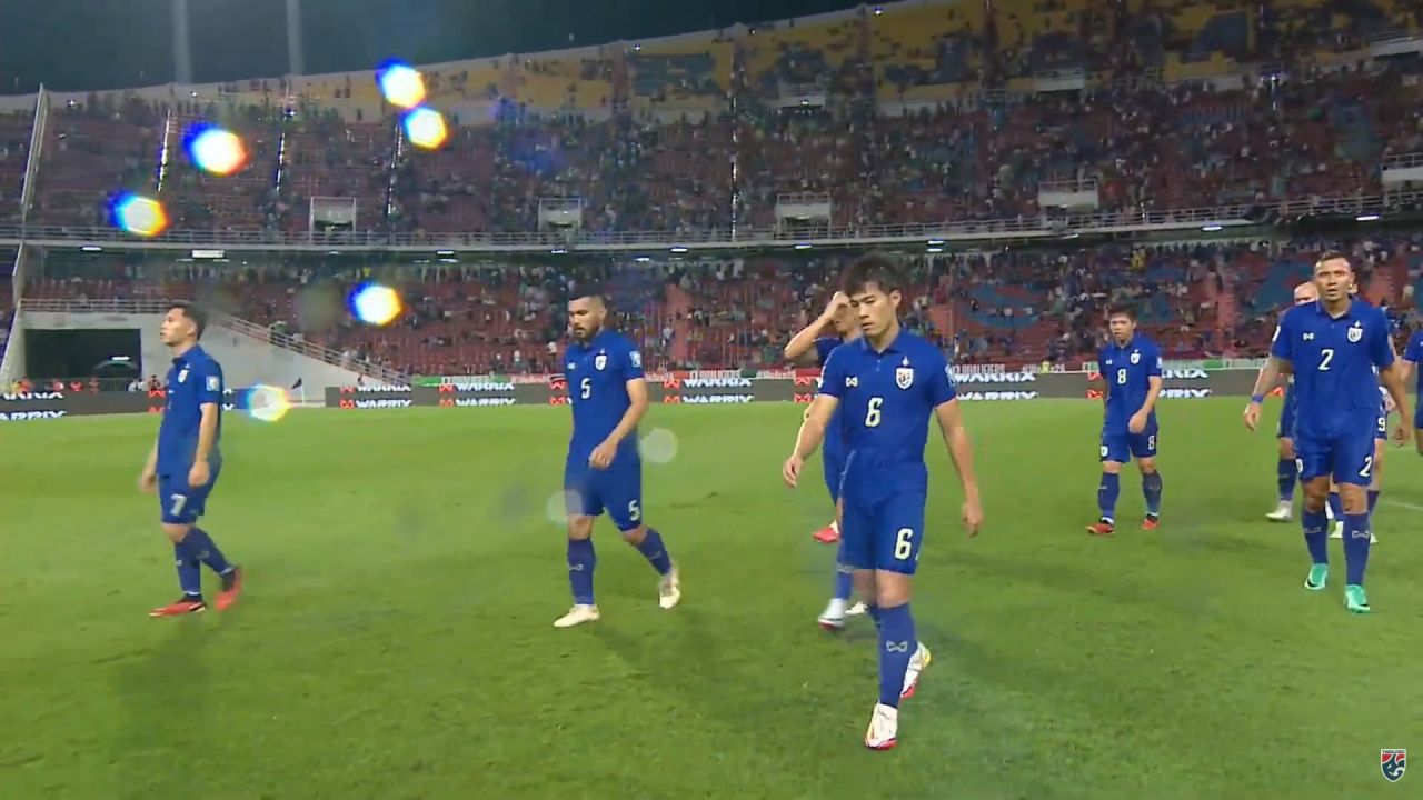 พ่ายคาบ้าน!! ทีมชาติไทยถูกจีน ซัดแซงครึ่งหลัง แพ้ไป 1 - 2 เปิดหัวคัดบอลโลก