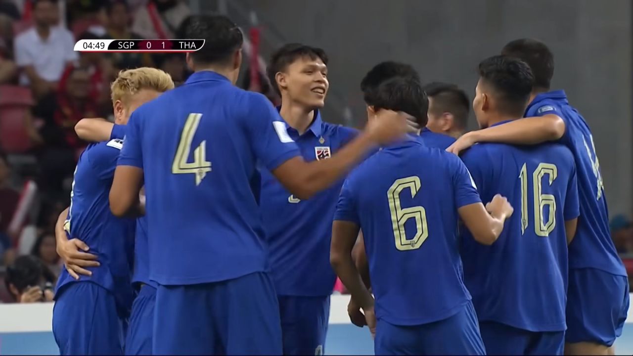 ศุภณัฏฐ์ ซัดเบิ้ล !! เทพมุ้ย ลงมาจัดให้ 2 แอสซิสต์  ช่วยทีมชาติไทย บุกชนะสิงคโปร์ 3 : 1 แซงจีนขึ้นรั้งอันดับ 2 ของกลุ่ม