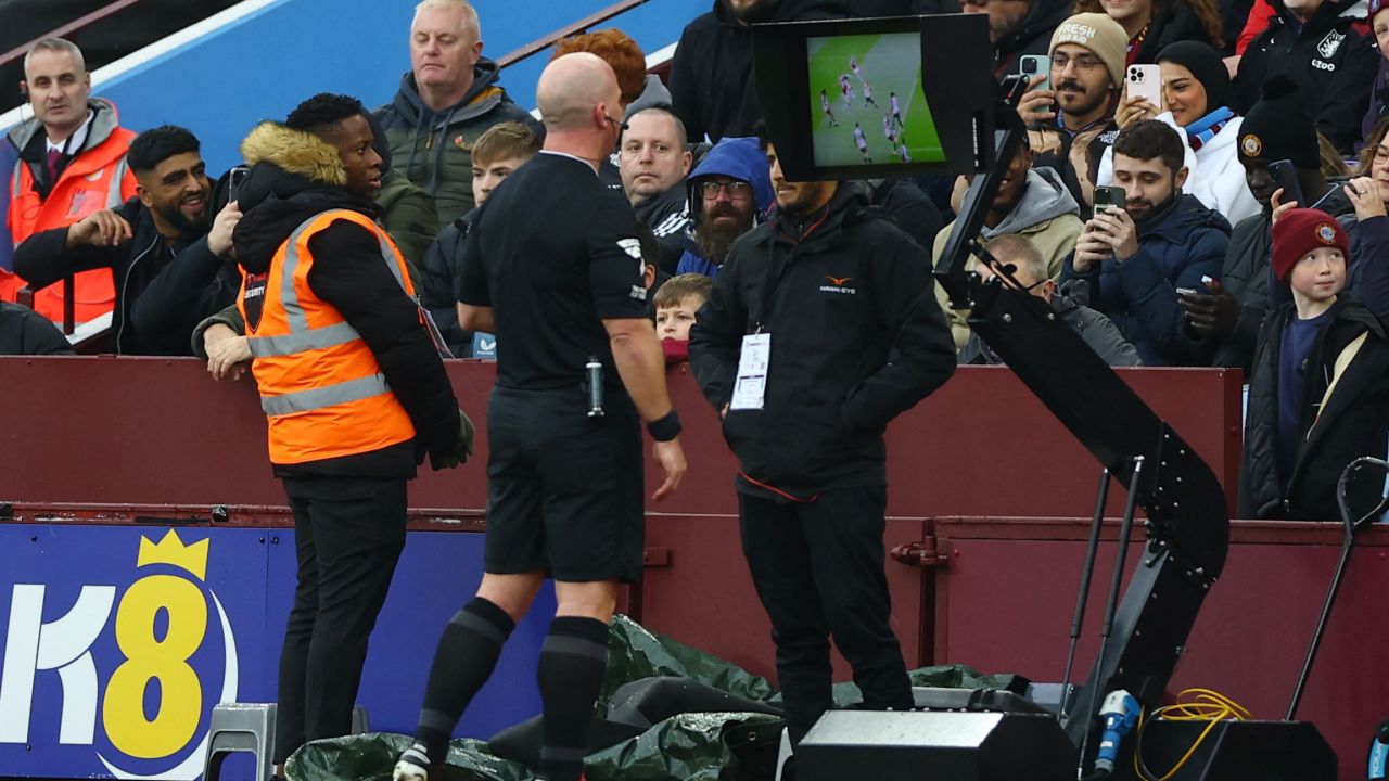 เดี่ยวคุยไม่รู้เรื่อง! พรีเมียร์จ้างนักบิน สอนกรรมการ VAR