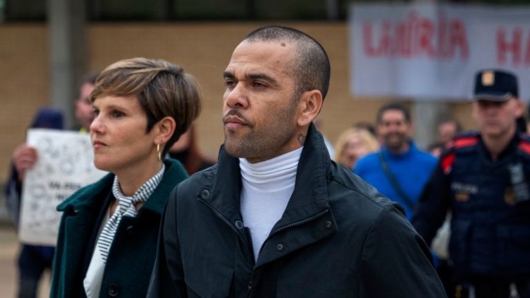 มันต้องฉลอง! อัลเวสพ้นคุก ปาร์ตี้ยับยันเช้า