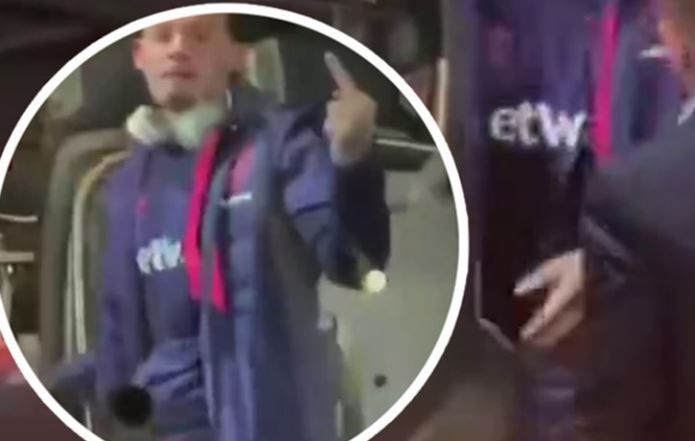 บ้าบบาย! ฟิลิปป์น็อตหลุด แจกกล้วยให้แฟนบอล