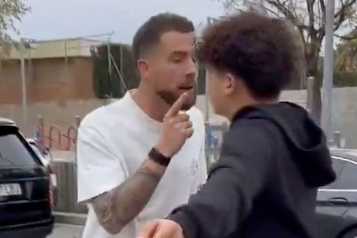 เจอของจริง! แฟนบอลขาสั่น หลังด่านักเตะ โดนสวนกลับ