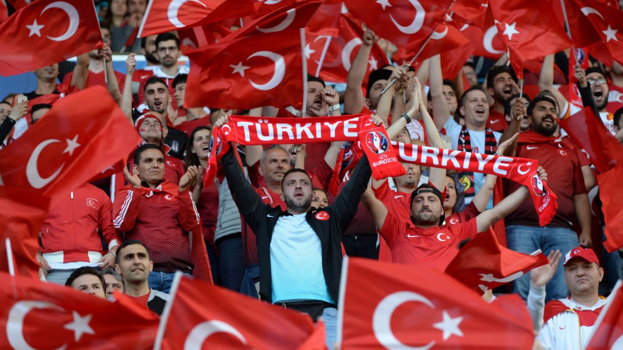 พลังเติร์ก! แฟนไก่งวงเชียร์ยูโร มากกว่าเจ้าภาพ