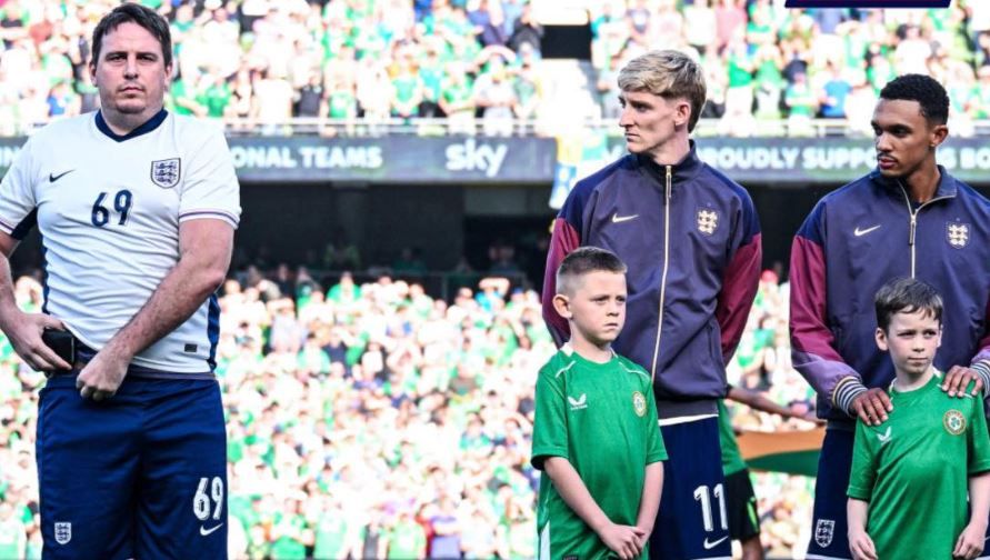 เนียนเกิ๊นน! แฟนผู้ดีแอบลงสนาม ก่อนยืนแอคถ่ายรูป