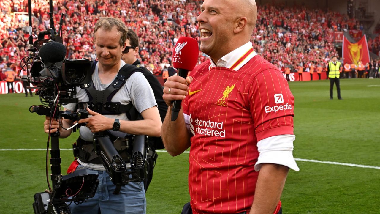 อบอุ่นหัวใจ! 'สล็อท' นำแฟนลิเวอร์พูลร้องเพลงคืนถึง 'คล็อปป์'