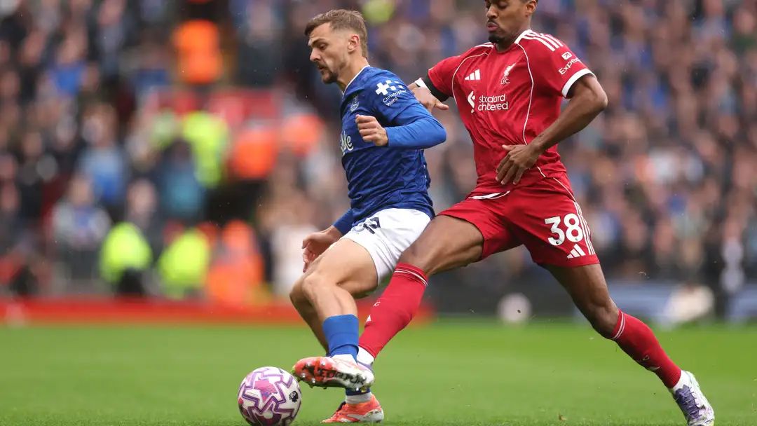 ดิวส์บิวรี-ฮอลล์ โดนเหลืองจากฟรีคิกเร็ว ทำแฟนงงทั้งสนาม