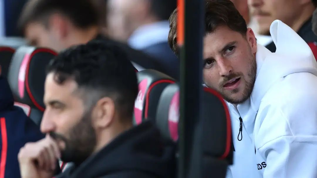 เนวิลล์จวกอโมริมจัดเมาท์ยืนวิงแบ็คซ้ำรอย