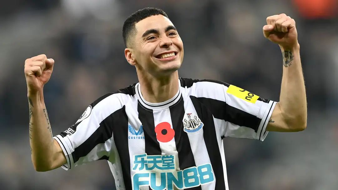 อัลมิรอนสุดซึ้ง! นิวคาสเซิลส่งเหรียญแชมป์ลีกคัพมาให้ถึงมือ