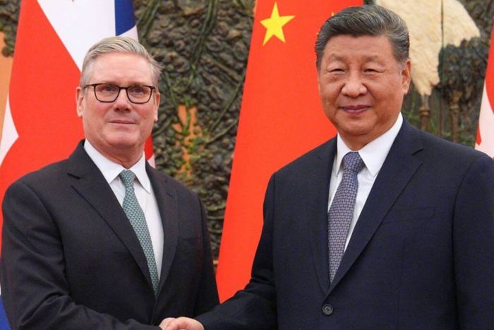 นายกอังกฤษมอบลูกบอลศึกปืนชนผีเป็นของขวัญผู้นำจีน