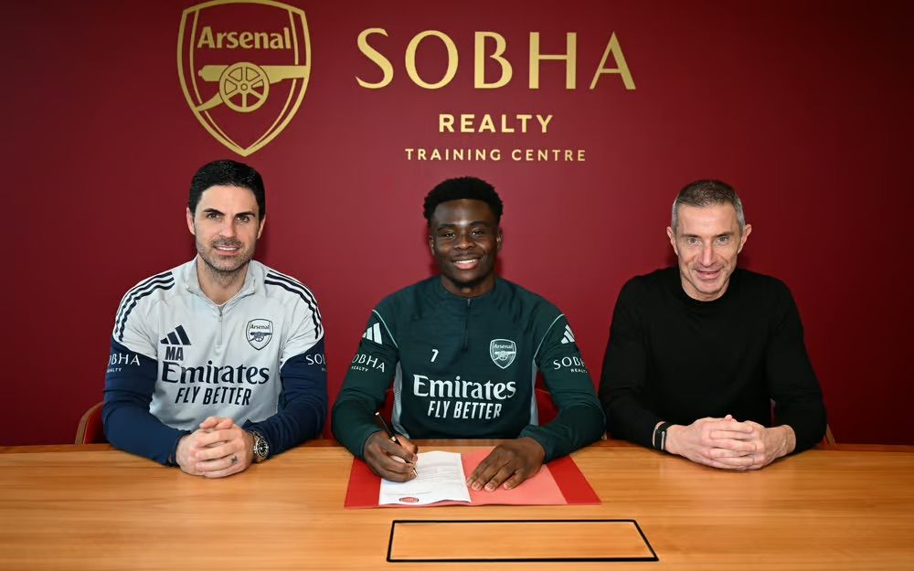 อยู่กันยาวๆ! 'ซาก้า' จรดปากกาต่อสัญญาปืนถึงปี 2030