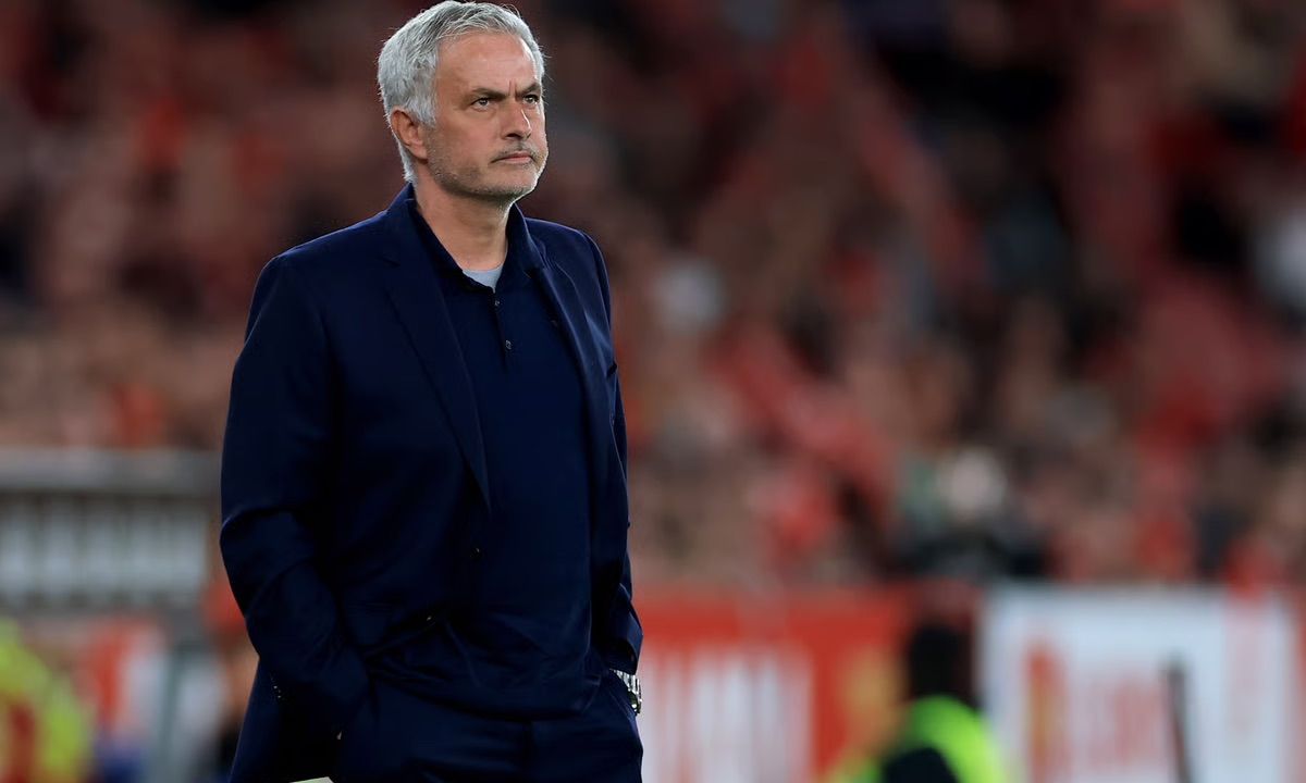 ไม่ลงตะกร้าผ้าแล้ว! เผย 'มูรินโญ่' นั่งดูเกมเชือดมาดริดบน "รถบัสทีม"