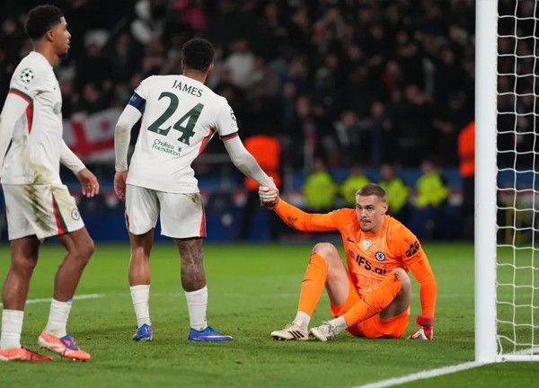 รีซ เจมส์ ปกป้องผู้รักษาประตู แม้พลาดน่าเกลียด