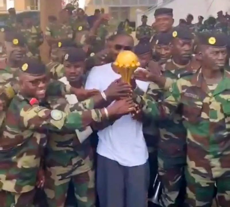 "ข้ามศพพวกเราไปก่อน!" เซเนกัลส่ง 'ถ้วยแอฟคอน' เข้าฐานทัพให้ทหารคุ้มกัน