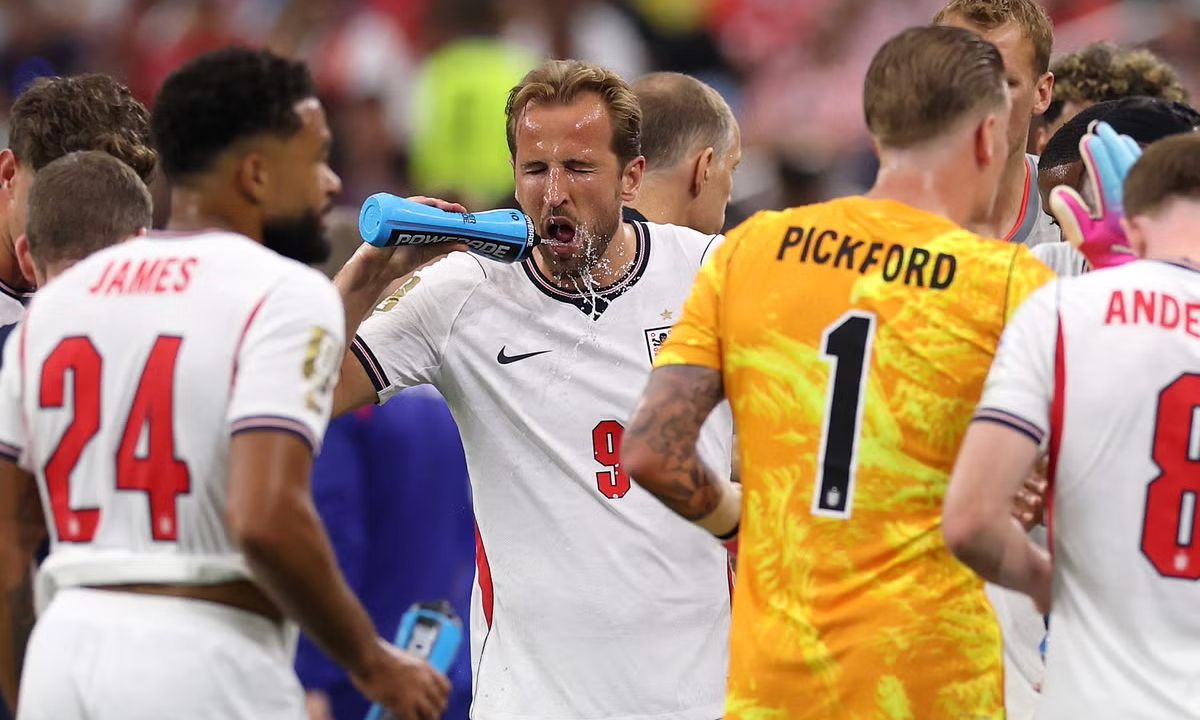 แฟนบอลโห่กฎใหม่! จวก FIFA ยัดเยียด ‘หยุดพักดื่มน้ำ’ คาสนามแอร์ เมินเซฟนักเตะ-หวังขายโฆษณา?