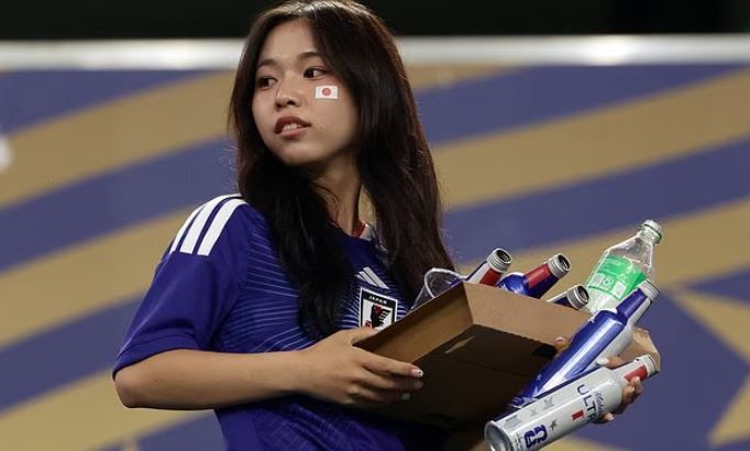 แฟนบอลญี่ปุ่นชวนเจ้าถิ่นเก็บขยะหลังเกม