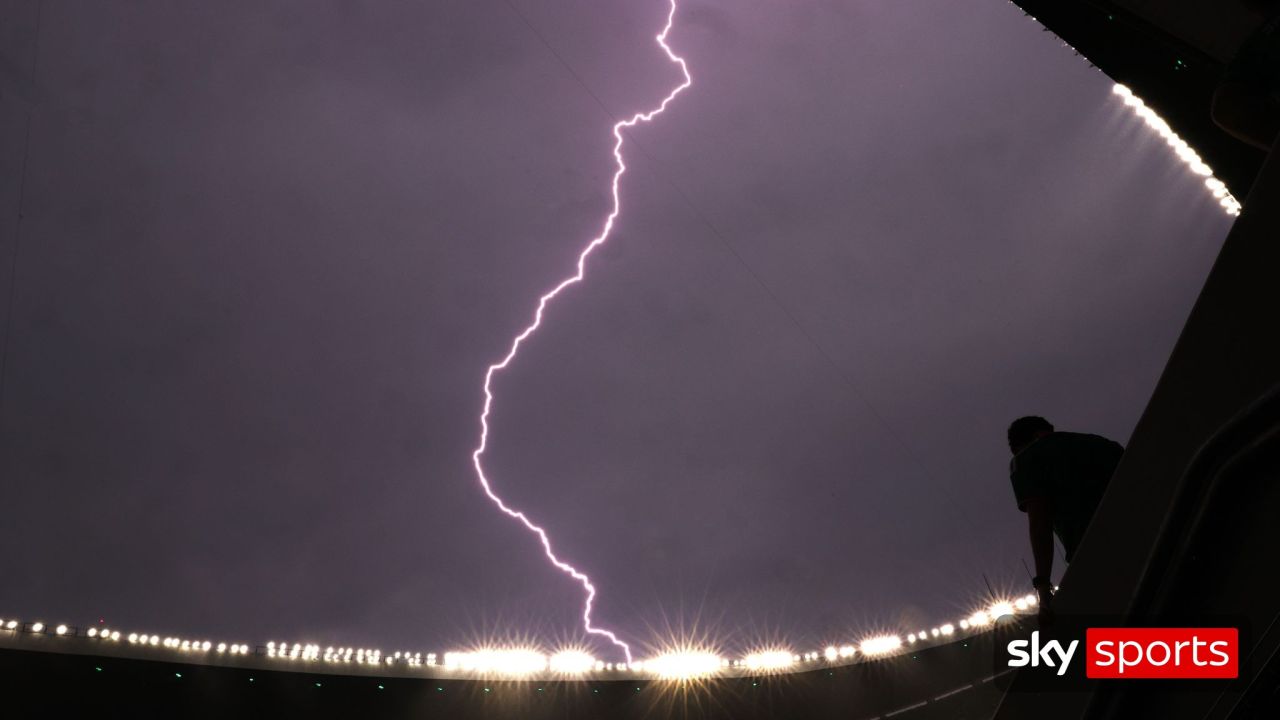 ฝนฟ้าคะนองไม่หยุด! เม็กซิโก ถล่ม เอกวาดอร์ 2-0 รอดวล อังกฤษ ที่อัซเตก้า