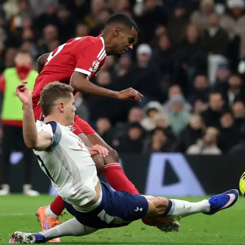 ดูวิเคราะห์ แฟรงค์หนุนหลังฟาน เดอ เฟน ปมถูกวิจารณ์สกัดอิซัครุนแรง