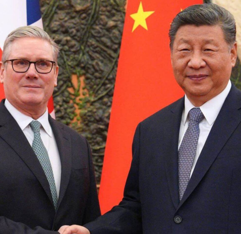 ดูวิเคราะห์ นายกอังกฤษมอบลูกบอลศึกปืนชนผีเป็นของขวัญผู้นำจีน