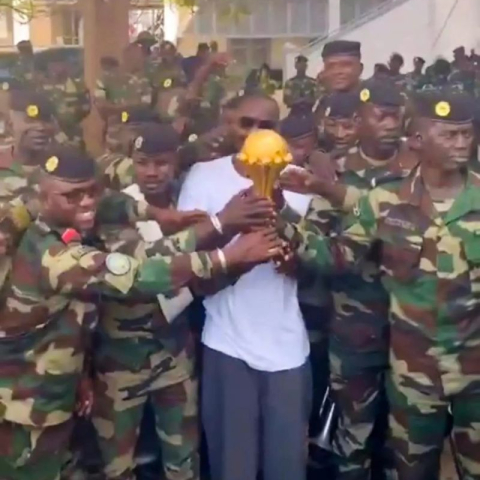 ดูวิเคราะห์ "ข้ามศพพวกเราไปก่อน!" เซเนกัลส่ง 'ถ้วยแอฟคอน' เข้าฐานทัพให้ทหารคุ้มกัน