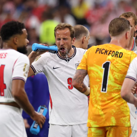 ดูวิเคราะห์ แฟนบอลโห่กฎใหม่! จวก FIFA ยัดเยียด ‘หยุดพักดื่มน้ำ’ คาสนามแอร์ เมินเซฟนักเตะ-หวังขายโฆษณา?
