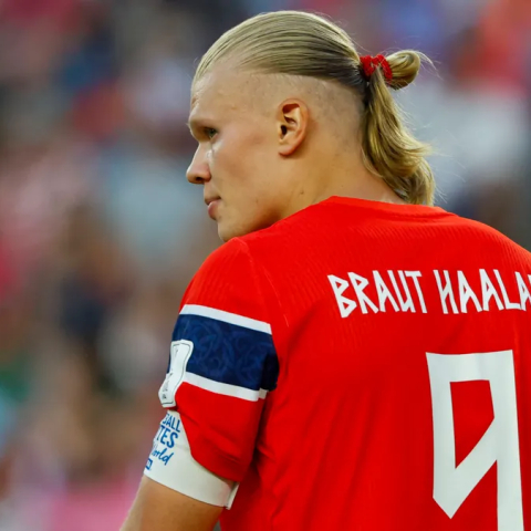 ดูวิเคราะห์ ทำไมฮาลันด์ใช้ชื่อ "เบราท์ ฮาลันด์" บนเสื้อทีมชาติ